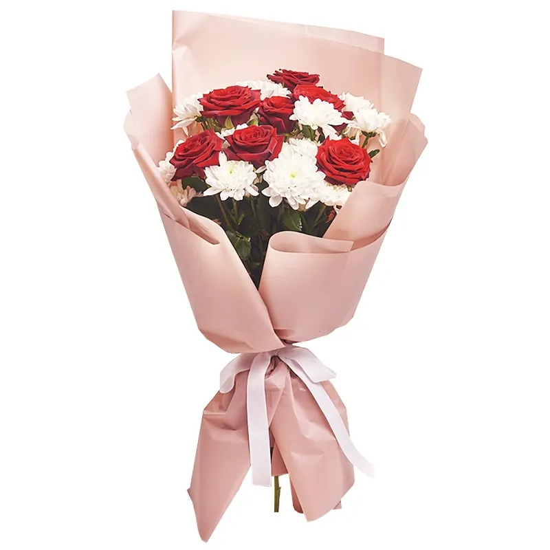 Композиция из белых хризантем и 7 красных роз